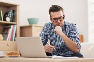 Travailler chez soi : le must des bureaux pratiques et soignés