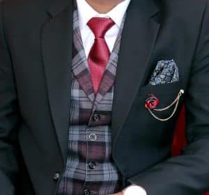 Voici comment choisir le costume parfait qui fera de vous l’homme le plus élégant de la soirée Man Wearing Black Notched Lapel Suit Jacket