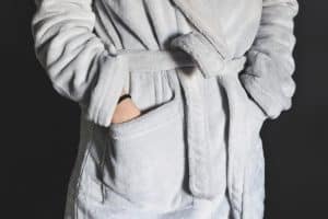 Pourquoi s’équiper d’un peignoir pour homme ? Person's Hand Inside Pocket