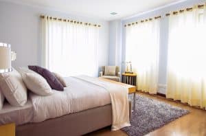 Donnez du style à votre chambre avec du mobilier dépareillé White Bed Comforter during Daytime