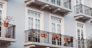 découvrez comment transformer votre balcon en un jardin luxuriant avec des astuces simples et pratiques. créez un espace vert apaisant en choisissant les bonnes plantes et en optimisant l'aménagement de votre balcon.