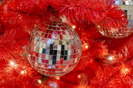 Ces tendances déco de Noël 2024 vont surprendre : audace, rétro et féérie au rendez-vous