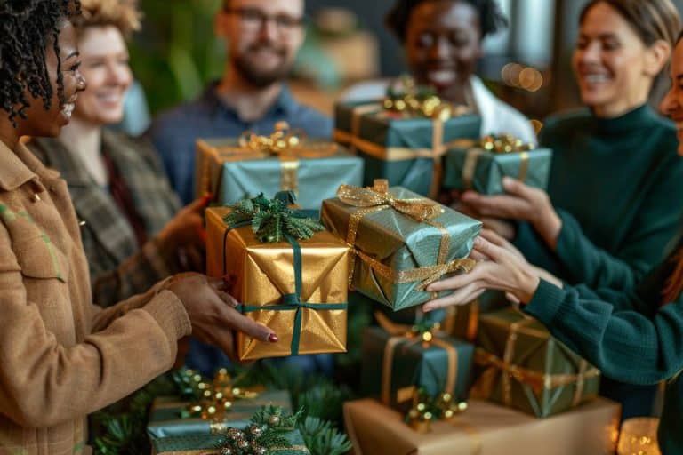 Voici les 60 cadeaux incontournables pour vos collègues en 2024 : vous allez hurler de rire devant le numéro 7 Voici les 60 cadeaux incontournables pour collègues en 2024 : le numéro 7 va vous surprendre !