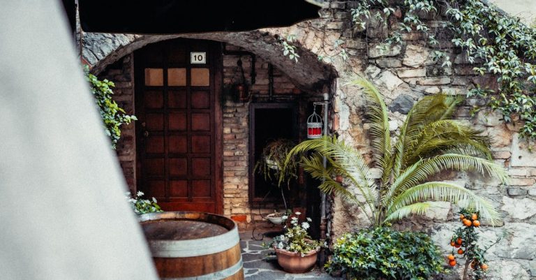 Comment créer un aménagement extérieur authentique ? découvrez l'art de l'outdoor design : transformez vos espaces extérieurs en havres de paix avec des idées innovantes et des conseils pratiques pour créer des environnements esthétiques et fonctionnels.