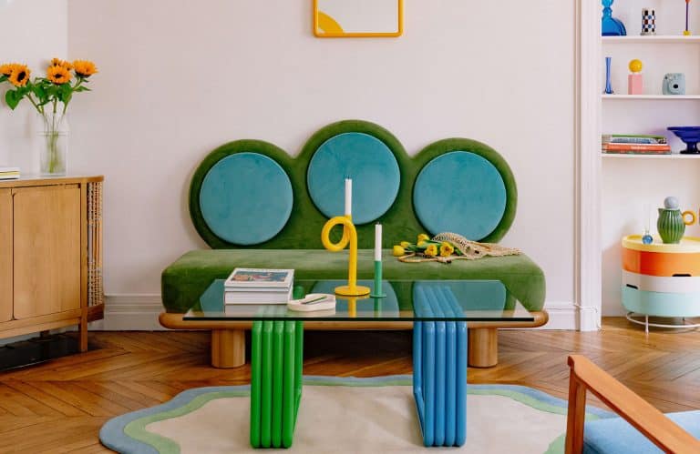 La table miraculeuse qui a bouleversé ma vie : l’invention géniale pour transformer un petit appartement en un temps record