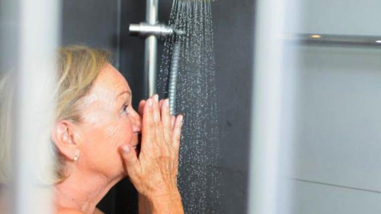 À 65 ans, seulement 3 douches par semaine ? Ce secret d’hygiène pourrait bouleverser votre routine quotidienne À 65 ans, seulement 3 douches par semaine ? Ce secret d’hygiène pourrait bouleverser votre routine quotidienne