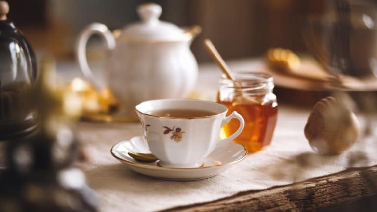 Ce geste anodin anéantit les bienfaits du miel : 4 experts révèlent la vérité sur votre tasse de thé préférée Ce geste anodin anéantit les bienfaits du miel : 4 experts révèlent la vérité sur votre tasse de thé préférée