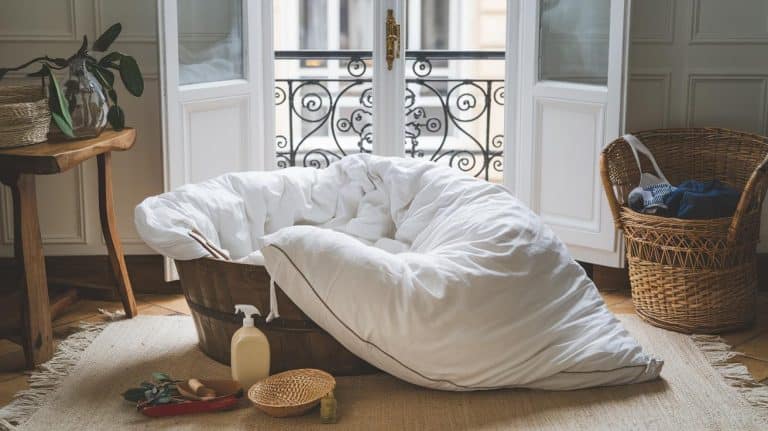 Lessive : l’astuce méconnue pour nettoyer une couette trop grande sans machine à laver Cette astuce révolutionnaire pour laver une couette gigantesque sans machine va bouleverser votre routine ménagère