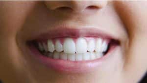 Cette astuce secrète, 10 fois plus efficace qu&rsquo;un dentifrice, promet un sourire éclatant en seulement 7 jours