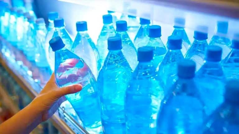 Cette eau en bouteille : 78 % de microplastiques et des phtalates, un cocktail explosif pour votre santé