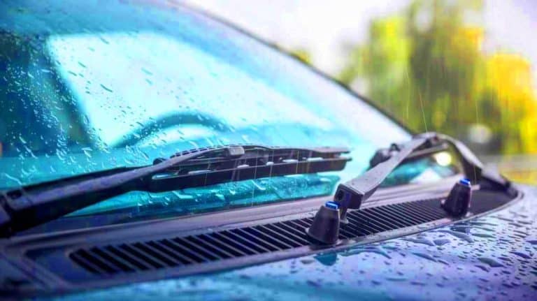 Transformez votre conduite : 3 astuces imparables pour éradiquer les grincements agaçants de vos essuie-glaces dès aujourd&rsquo;hui