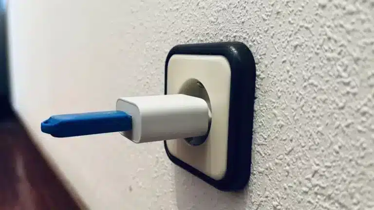 Brancher une clé USB sur un chargeur de smartphone : un geste anodin qui pourrait endommager vos appareils sans que vous le sachiez