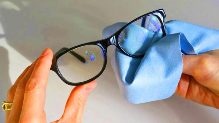 Fini les lingettes et chiffons : cette méthode surprenante laisse vos lunettes impeccables comme jamais Adieu chiffons ! Cette astuce virale de nettoyage transforme vos lunettes avec seulement quelques gouttes de détergent