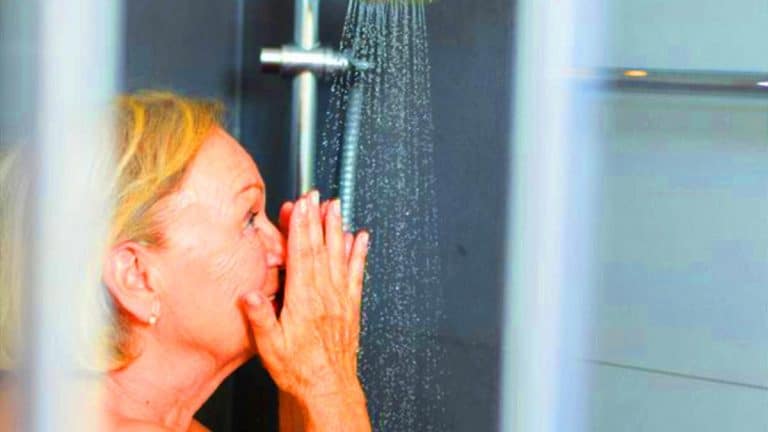 Après 65 ans, ce nombre précis de douches par semaine pourrait transformer votre santé et éviter des risques méconnus Après 65 ans, 2 douches par semaine suffisent pour préserver votre peau : la vérité qui va bouleverser vos habitudes