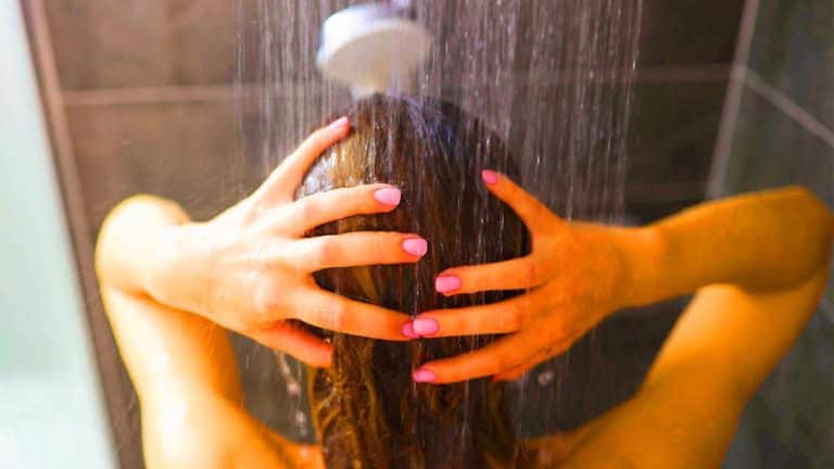 Attention : Ces douches brûlantes détruisent votre peau et aggravent l&rsquo;eczéma, avertit une dermatologue éminente