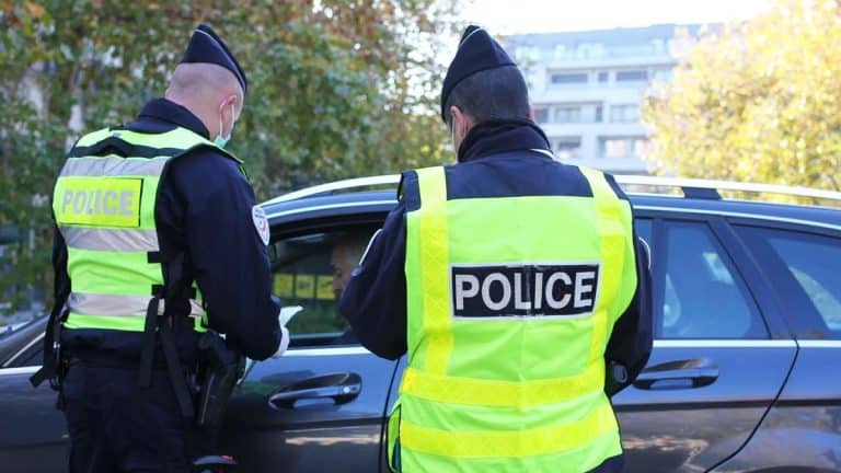 Ce minuscule gadget dans votre voiture peut vous coûter jusqu&rsquo;à 135 € : l&rsquo;erreur qui se paie cher sur la route