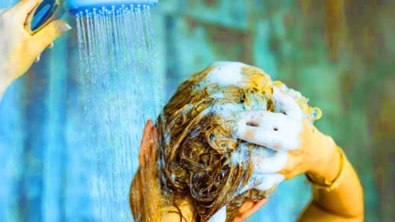 Ajoutez du sel à votre shampoing et transformez vos cheveux : cette tendance capillaire qui séduit de plus en plus de personnes et fait des merveilles Ce secret capillaire bouleverse votre routine : le sel dans le shampoing pour des cheveux 3 fois plus volumineux et éclatants