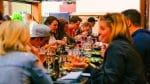 Ce simple mot bouleverse les restaurants : pourquoi « bon appétit » disparaît au profit de « bonne dégustation »