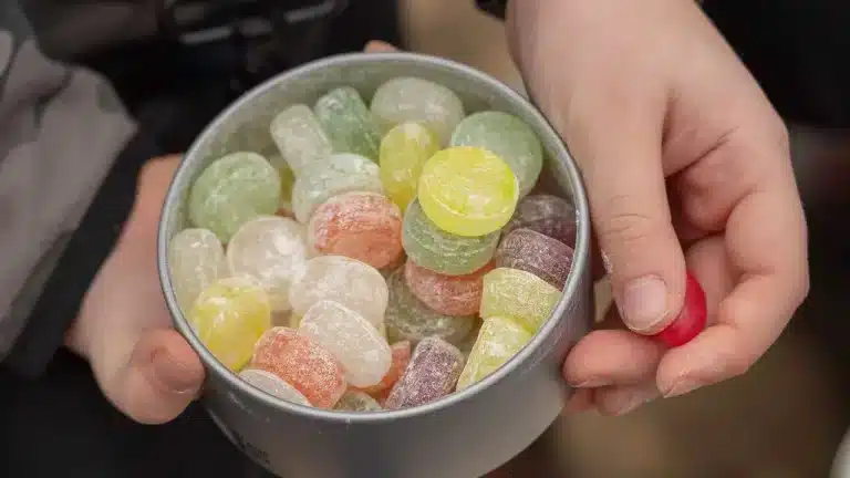 Ces boîtes à bonbons vintage que vos grands-mères adorent s’arrachent à prix d’or : découvrez lesquelles peuvent vous rendre riche