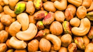 Ces fruits secs remplacent le Botox : amandes et noix de cajou boostent le collagène et régulent la glycémie après 40 ans