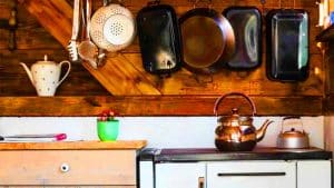 Cette astuce au sel redonne vie à vos poêles en quelques minutes : découvrez le secret caché dans votre cuisine