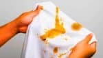 Cette astuce avec 1 seul ingrédient surpasse bicarbonate et savon pour des vêtements éclatants sans effort