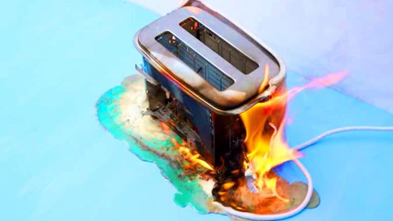 Cette astuce simple va vous permettre de nettoyer votre grille-pain en toute sécurité, sans jamais craindre un incendie Cette astuce géniale transforme votre grille-pain en forteresse anti-incendie : la méthode en 3 minutes chrono