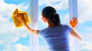Cette astuce révolutionnaire avec une chaussette transforme vos vitres en miroirs étincelants à moindre coût