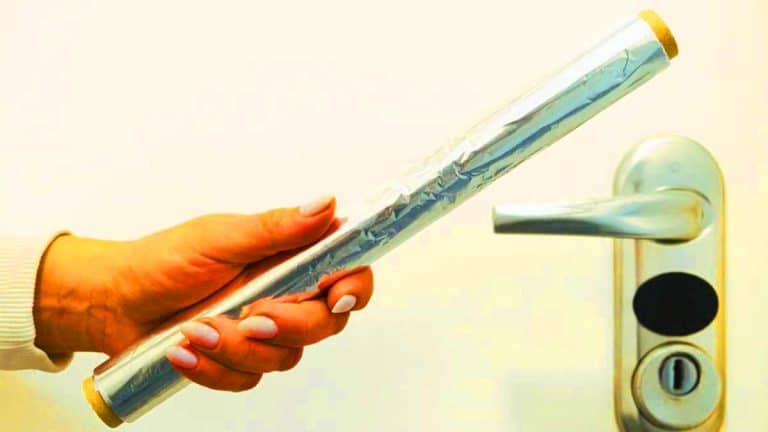 « Cette astuce change tout » : pourquoi de plus en plus de gens enroulent du papier aluminium autour de leur poignée de porte Cette astuce simple avec du papier aluminium transforme votre poignée de porte en alarme anti-cambrioleurs redoutable