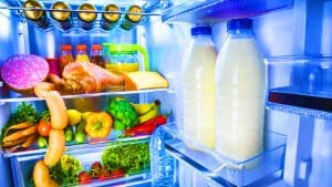 Cette erreur que 80% des gens font avec le lait : le pire endroit du frigo qui ruine votre boisson préférée