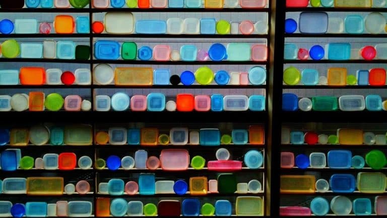 Ces vieux Tupperware dans votre cuisine pourraient libérer des toxines dangereuses et nuire gravement à votre santé Cette habitude en cuisine pourrait multiplier par 3 vos risques de maladies à cause de vieux Tupperware