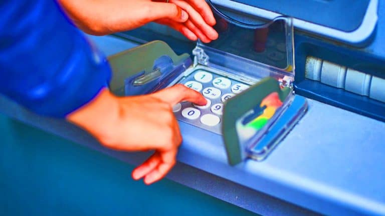Évitez les arnaques au distributeur de billets grâce à cette touche essentielle que trop de gens ignorent Cette touche magique au distributeur : appuyez sur « Annuler » et divisez par 10 votre risque d’arnaque bancaire