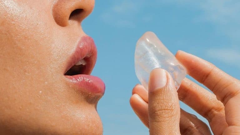 Croquer des glaçons abîme vos dents et pourrait révéler des troubles de santé cachés, avertissent les experts Croquer des glaçons détruit vos dents : 90% des gens ignorent ce danger caché qui pourrait révéler des maladies graves