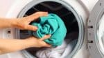 Découvrez cette astuce bluffante : une simple serviette pour sécher votre linge 3 fois plus vite en machine