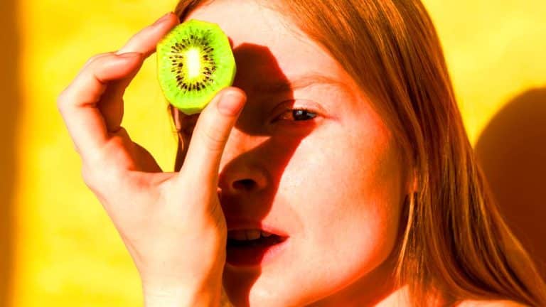 Découvrez comment ces 5 aliments transforment votre peau en bouclier naturel contre les UV du soleil brûlant