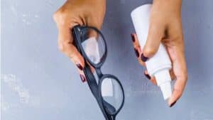 Découvrez l&rsquo;astuce magique à 2 ingrédients qui redonne à vos lunettes leur éclat d&rsquo;origine en un clin d&rsquo;œil