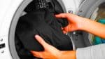 Découvrez l&rsquo;astuce secrète à 0,50 € qui préserve l&rsquo;intensité de vos vêtements noirs lavage après lavage sans efforts
