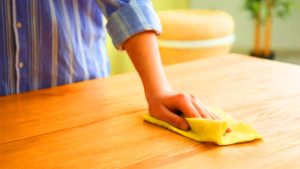 Adieu cire coûteuse : ces 2 ingrédients de cuisine transforment vos meubles ternes en œuvres d&rsquo;art éblouissantes
