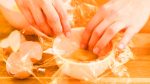 Ce rouleau au frigo ? Découvrez comment une astuce TikTok révolutionne l’utilisation du film plastique et simplifie votre cuisine
