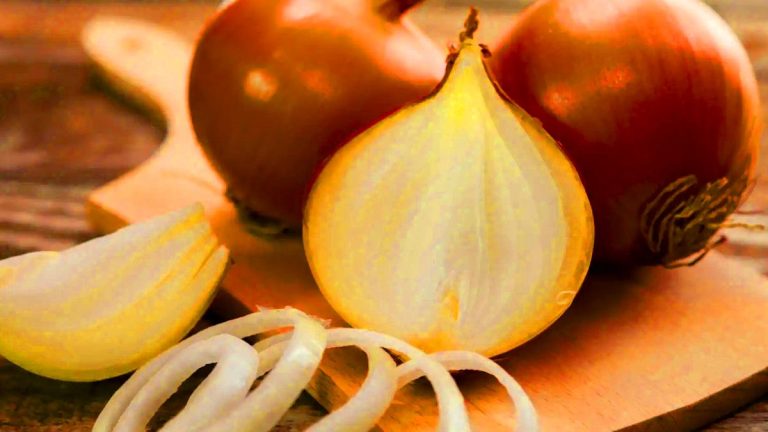 Ces 5 astuces transforment vos pelures d’oignons en or : santé, beauté, jardinage… Ne les jetez plus jamais Ces 5 astuces transforment vos pelures d’oignons en or : santé, beauté, jardinage… Ne les jetez plus jamais