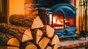 Ces bûches compressées, 3 fois plus denses, promettent 50 % de chaleur en plus et 40 % d'économies annuelles : le futur du chauffage