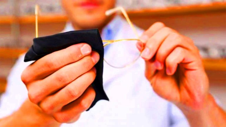Adieu les rayures sur vos lunettes : cette astuce d’opticien redonne à vos verres leur éclat d’origine Cette astuce secrète des opticiens : vos verres de lunettes comme neufs grâce à 2 ingrédients de cuisine inattendus