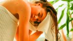 Cette habitude négligée avec les serviettes de douche : un danger invisible abritant jusqu&rsquo;à 10 000 germes par centimètre carré