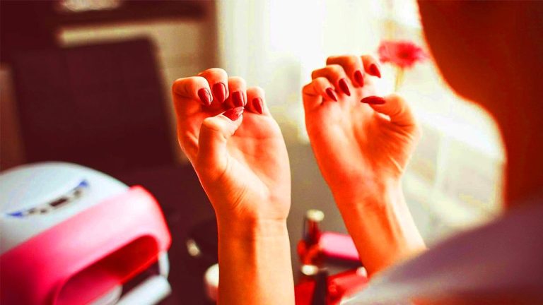 Cette manucure tendance serait un cauchemar pour votre peau : un dermatologue alerte sur un risque majeur Cette technique de manucure pourrait multiplier par 10 le risque de cancer selon ce dermatologue renommé
