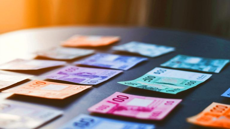Cette astuce secrète derrière la taille des billets de banque va bouleverser votre vision de l’argent