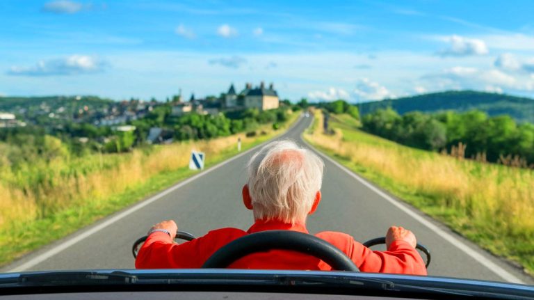 « Une limite d’âge surprenante » : conduire en toute sécurité après 85 ans, cette décision qui bouleverse les idées reçues « Une limite d'âge surprenante » : conduire en toute sécurité après 85 ans, cette décision qui bouleverse les idées reçues
