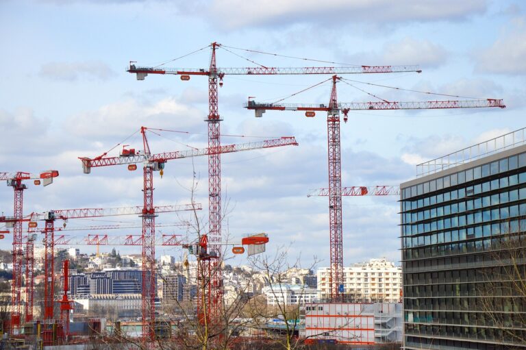 Quand l&rsquo;immobilier devient un luxe : la flambée des coûts de construction en France dépasse les 38 % depuis 2020, normes et pénuries en cause