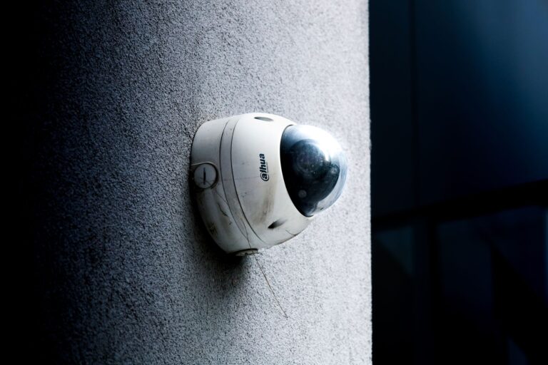 Alerte aux consommateurs : découvrez ces pièges sournois qui menacent votre sécurité lors du choix de votre futur système de télésurveillance sophistiqué et fiable
