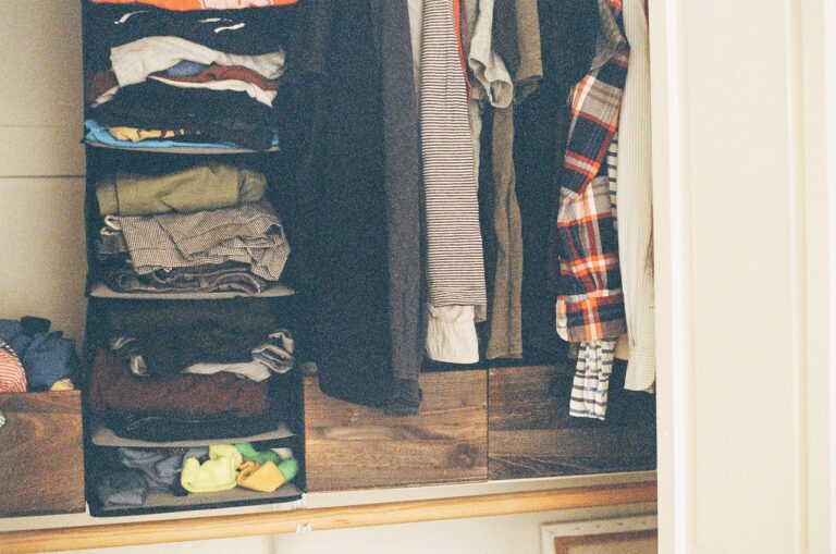 « Vous ne porterez plus jamais vos pulls de la même manière » : découvrez l&rsquo;incroyable méthode pour ranger vos vêtements d&rsquo;hiver au printemps et vice versa