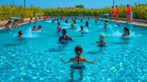 « Choc : 90 % de chlore, zéro propreté » : Les piscines publiques cachent un danger immédiat pour votre santé ! Illustration de la sécurité et des risques sanitaires dans les piscines publiques.
